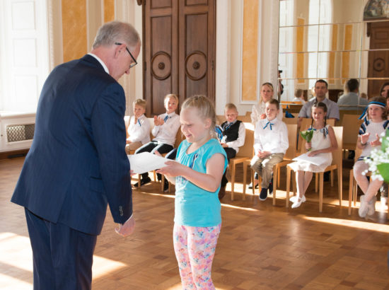 Tunnistuste jagamine Soome-Eesti lastele